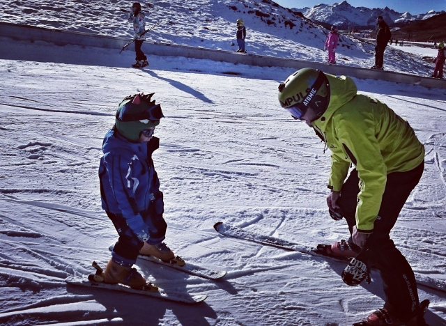 Apprendre à skier avec un moniteur 
